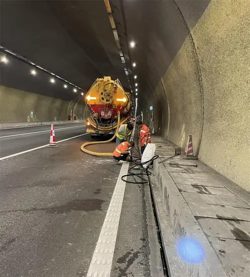 芜湖隧道排水渠清淤